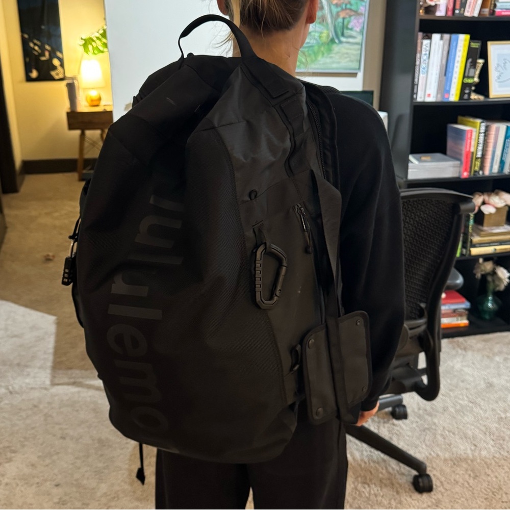 lululemon 2-in-1 Travel Duffle Backpack 45L (black)